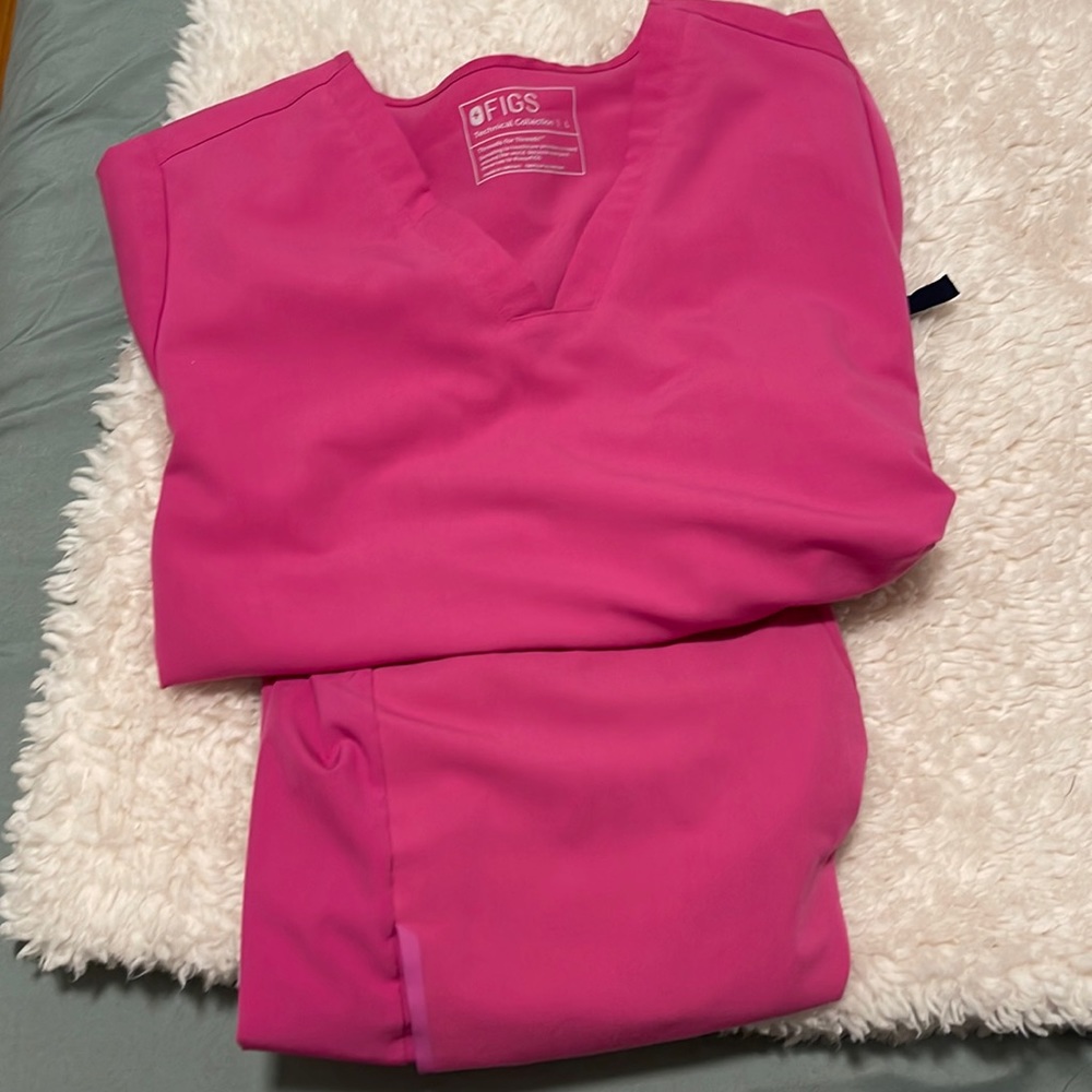 Figs scrubs!! Large top, medium bottoms !